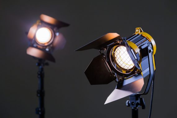 Professionell ljusutrustning med två spotlights mot grå bakgrund